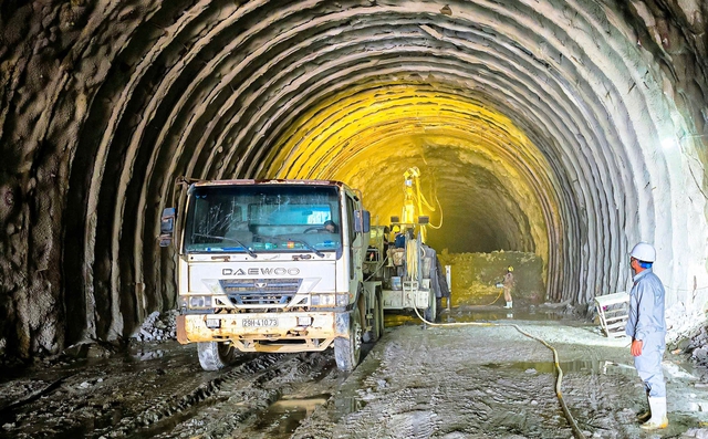 Cận cảnh đào hầm đường bộ xuyên qua dãy Hoành Sơn- Ảnh 8.