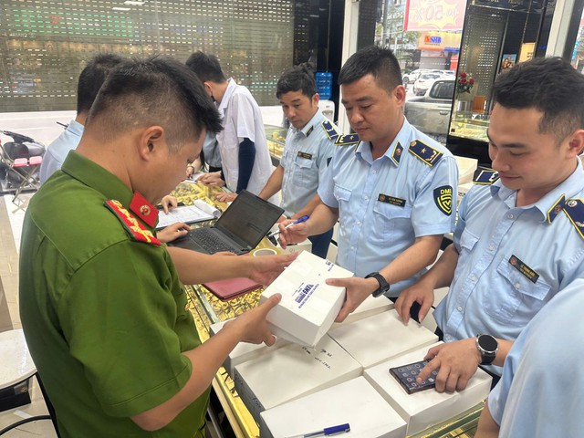Cửa hàng thời trang, mỹ phẩm ở Thanh Hóa đồng loạt 'cửa đóng then cài'- Ảnh 5. Cửa hàng thời trang, mỹ phẩm ở Thanh Hóa đồng loạt 'cửa đóng then cài'- Ảnh 5.