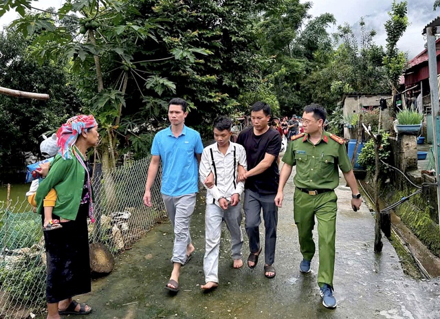 Đâm chết người vì tranh ghế ăn đêm, 'trai bản' bị bắt khi trốn trên xà nhà- Ảnh 1. Đâm chết người vì tranh ghế ăn đêm, 'trai bản' bị bắt khi trốn trên xà nhà- Ảnh 1.