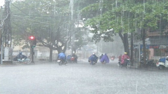 Hà Nội tái diễn mưa dông vào chiều tối nay- Ảnh 2. Hà Nội tái diễn mưa dông vào chiều tối nay- Ảnh 2.