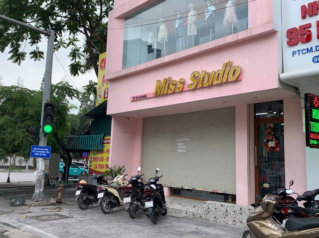 Cửa hàng thời trang, mỹ phẩm ở Thanh Hóa đồng loạt 'cửa đóng then cài'- Ảnh 8. Cửa hàng thời trang, mỹ phẩm ở Thanh Hóa đồng loạt 'cửa đóng then cài'- Ảnh 8.