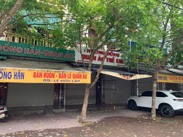 Cửa hàng thời trang, mỹ phẩm ở Thanh Hóa đồng loạt 'cửa đóng then cài'- Ảnh 9. Cửa hàng thời trang, mỹ phẩm ở Thanh Hóa đồng loạt 'cửa đóng then cài'- Ảnh 9.