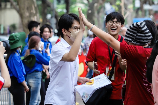 Học sinh Hà Nội tự tin 'khai màn' môn Ngữ văn, khởi động kỳ thi vào lớp 10- Ảnh 1. Học sinh Hà Nội tự tin 'khai màn' môn Ngữ văn, khởi động kỳ thi vào lớp 10- Ảnh 1.
