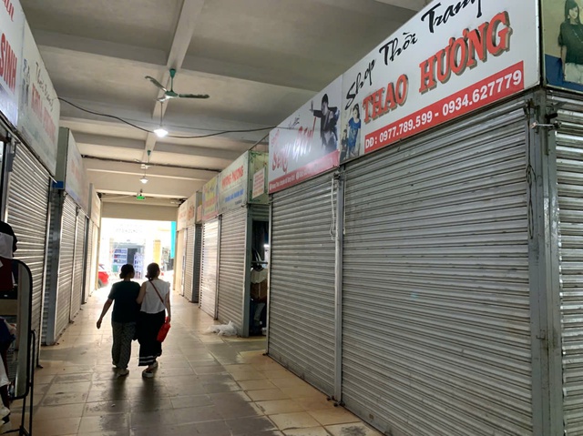 Cửa hàng thời trang, mỹ phẩm ở Thanh Hóa đồng loạt 'cửa đóng then cài'- Ảnh 4. Cửa hàng thời trang, mỹ phẩm ở Thanh Hóa đồng loạt 'cửa đóng then cài'- Ảnh 4.