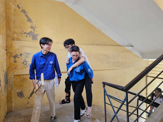 Học sinh Hà Nội tự tin 'khai màn' môn Ngữ văn, khởi động kỳ thi vào lớp 10- Ảnh 7. Học sinh Hà Nội tự tin 'khai màn' môn Ngữ văn, khởi động kỳ thi vào lớp 10- Ảnh 7.