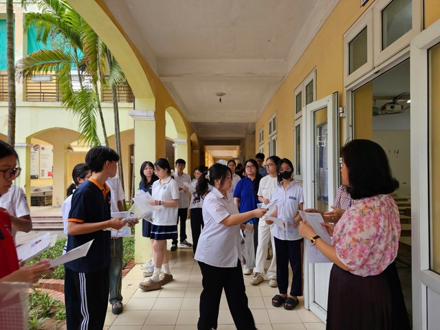 Học sinh Hà Nội tự tin 'khai màn' môn Ngữ văn, khởi động kỳ thi vào lớp 10- Ảnh 9. Học sinh Hà Nội tự tin 'khai màn' môn Ngữ văn, khởi động kỳ thi vào lớp 10- Ảnh 9.