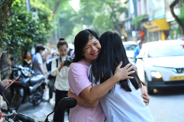 Hà Nội ngày thi lớp 10: Nơi tình yêu cha mẹ thắp sáng ước mơ con- Ảnh 2.