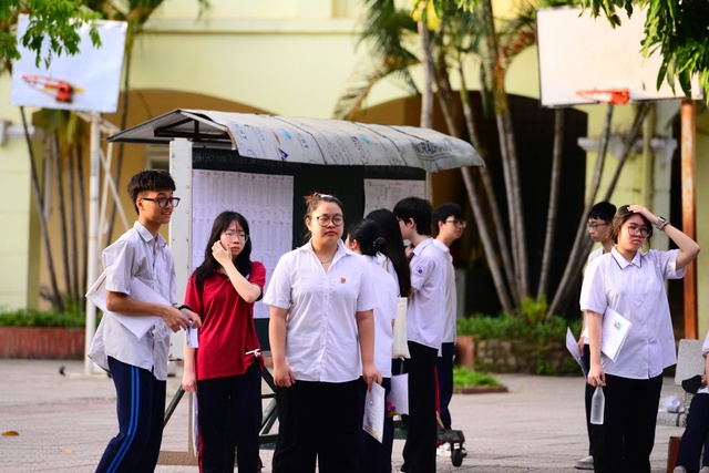 Học sinh Hà Nội tự tin 'khai màn' môn Ngữ văn, khởi động kỳ thi vào lớp 10- Ảnh 4. Học sinh Hà Nội tự tin 'khai màn' môn Ngữ văn, khởi động kỳ thi vào lớp 10- Ảnh 4.
