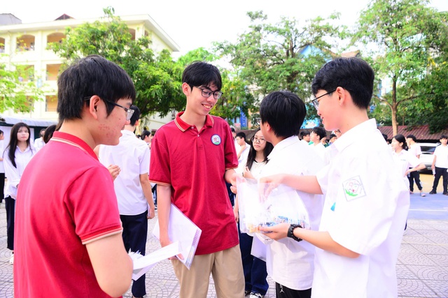 Học sinh Hà Nội tự tin 'khai màn' môn Ngữ văn, khởi động kỳ thi vào lớp 10- Ảnh 3. Học sinh Hà Nội tự tin 'khai màn' môn Ngữ văn, khởi động kỳ thi vào lớp 10- Ảnh 3.