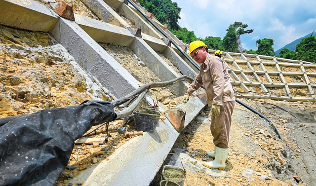 Cận cảnh đào hầm đường bộ xuyên qua dãy Hoành Sơn- Ảnh 10.