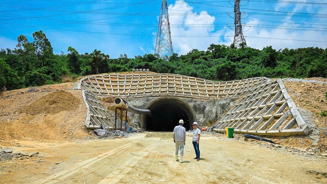 Cận cảnh đào hầm đường bộ xuyên qua dãy Hoành Sơn- Ảnh 7.