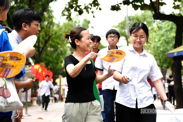 Hà Nội ngày thi lớp 10: Nơi tình yêu cha mẹ thắp sáng ước mơ con- Ảnh 8.