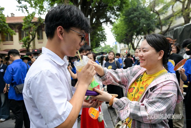 Hà Nội ngày thi lớp 10: Nơi tình yêu cha mẹ thắp sáng ước mơ con- Ảnh 9.