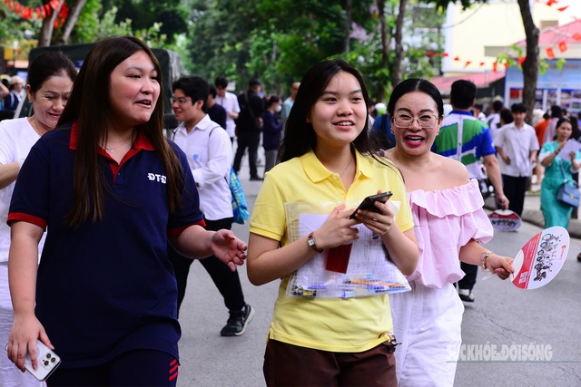 Hà Nội ngày thi lớp 10: Nơi tình yêu cha mẹ thắp sáng ước mơ con- Ảnh 10.