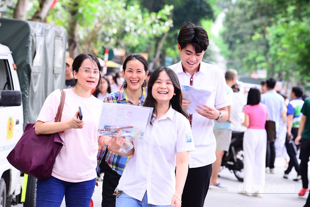 Hà Nội ngày thi lớp 10: Nơi tình yêu cha mẹ thắp sáng ước mơ con- Ảnh 12.