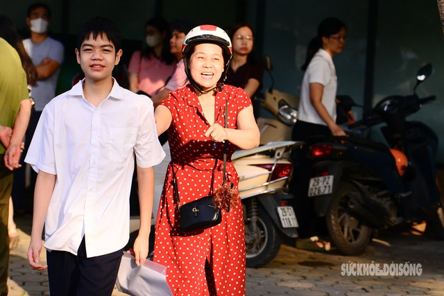 Hà Nội ngày thi lớp 10: Nơi tình yêu cha mẹ thắp sáng ước mơ con- Ảnh 16.