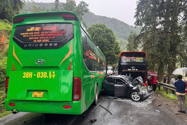 Tai nạn liên hoàn trên Quốc lộ 4D, 2 người bị thương- Ảnh 1. Tai nạn liên hoàn trên Quốc lộ 4D, 2 người bị thương- Ảnh 1.