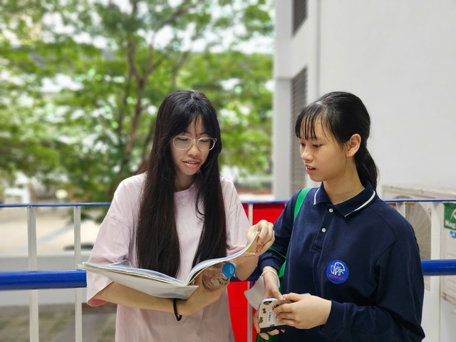 Sĩ tử Hà thành tiếp tục chinh phục kỳ thi lớp 10 chuyên đầy cam go- Ảnh 4. Sĩ tử Hà thành tiếp tục chinh phục kỳ thi lớp 10 chuyên đầy cam go- Ảnh 4.