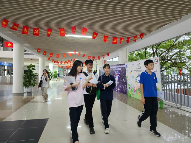 Sĩ tử Hà thành tiếp tục chinh phục kỳ thi lớp 10 chuyên đầy cam go- Ảnh 1. Sĩ tử Hà thành tiếp tục chinh phục kỳ thi lớp 10 chuyên đầy cam go- Ảnh 1.