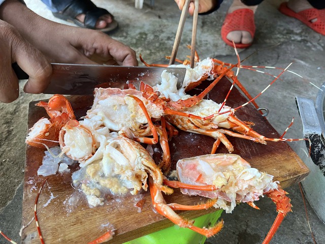 Một tiểu thương bơm thạch rau câu vào tôm hùm chết nhằm tăng trọng lượng bán kiếm lời- Ảnh 2.