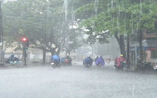 Sáng nay Hà Nội mưa dông có thể kèm theo lốc xoáy, nguy hiểm khi di chuyển ngoài trời- Ảnh 2.