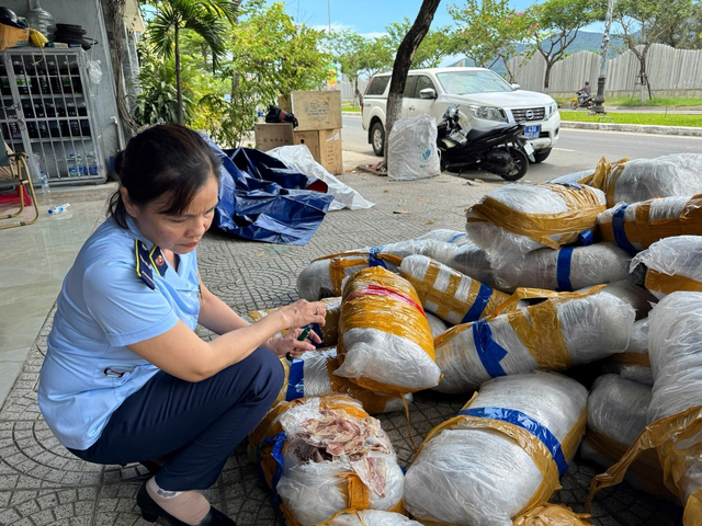 700kg mực khô không rõ chủ bốc mùi trên vỉa hè Đà Nẵng- Ảnh 1. 700kg mực khô không rõ chủ bốc mùi trên vỉa hè Đà Nẵng- Ảnh 1.