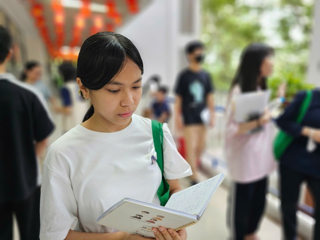 Sĩ tử Hà thành tiếp tục chinh phục kỳ thi lớp 10 chuyên đầy cam go- Ảnh 6. Sĩ tử Hà thành tiếp tục chinh phục kỳ thi lớp 10 chuyên đầy cam go- Ảnh 6.