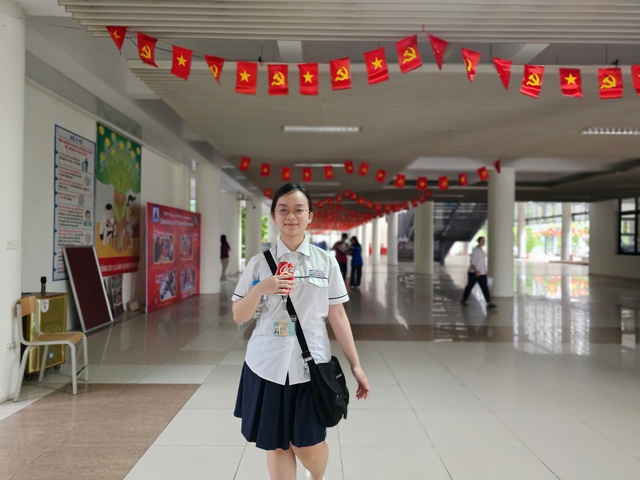 Sĩ tử Hà thành tiếp tục chinh phục kỳ thi lớp 10 chuyên đầy cam go- Ảnh 5. Sĩ tử Hà thành tiếp tục chinh phục kỳ thi lớp 10 chuyên đầy cam go- Ảnh 5.