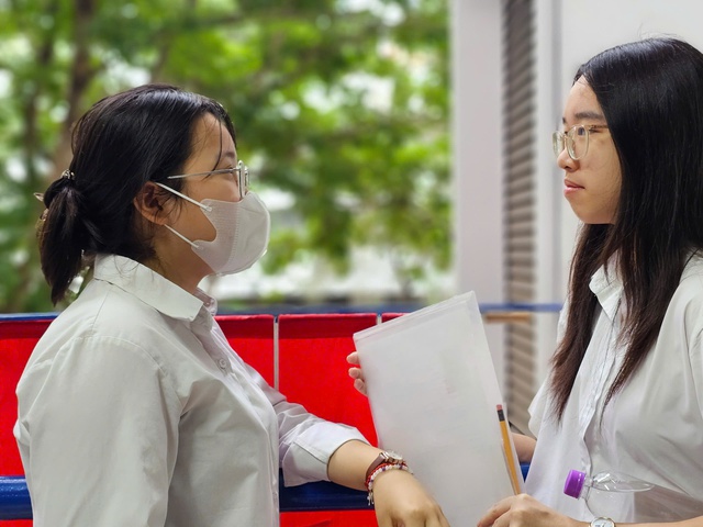 Sĩ tử Hà thành tiếp tục chinh phục kỳ thi lớp 10 chuyên đầy cam go- Ảnh 7. Sĩ tử Hà thành tiếp tục chinh phục kỳ thi lớp 10 chuyên đầy cam go- Ảnh 7.
