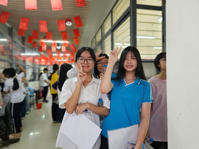 Sĩ tử Hà thành tiếp tục chinh phục kỳ thi lớp 10 chuyên đầy cam go- Ảnh 9. Sĩ tử Hà thành tiếp tục chinh phục kỳ thi lớp 10 chuyên đầy cam go- Ảnh 9.