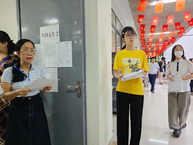 Sĩ tử Hà thành tiếp tục chinh phục kỳ thi lớp 10 chuyên đầy cam go- Ảnh 11. Sĩ tử Hà thành tiếp tục chinh phục kỳ thi lớp 10 chuyên đầy cam go- Ảnh 11.