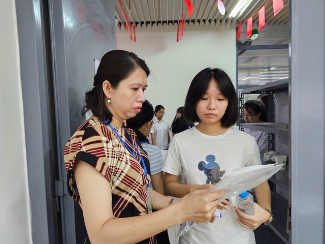 Sĩ tử Hà thành tiếp tục chinh phục kỳ thi lớp 10 chuyên đầy cam go- Ảnh 12. Sĩ tử Hà thành tiếp tục chinh phục kỳ thi lớp 10 chuyên đầy cam go- Ảnh 12.
