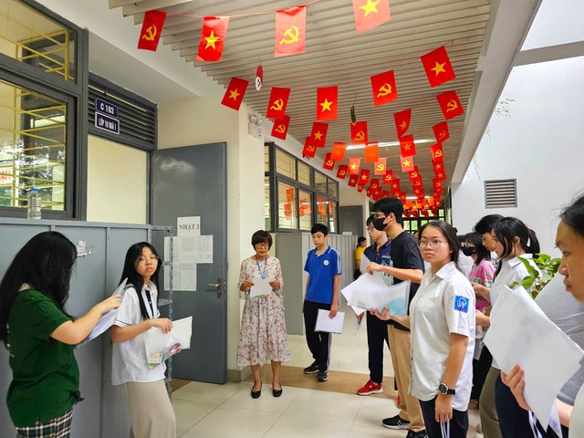 Sĩ tử Hà thành tiếp tục chinh phục kỳ thi lớp 10 chuyên đầy cam go- Ảnh 13. Sĩ tử Hà thành tiếp tục chinh phục kỳ thi lớp 10 chuyên đầy cam go- Ảnh 13.