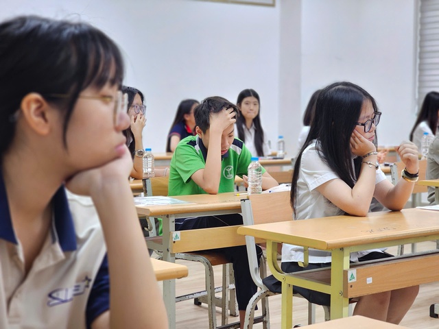 Sĩ tử Hà thành tiếp tục chinh phục kỳ thi lớp 10 chuyên đầy cam go- Ảnh 14. Sĩ tử Hà thành tiếp tục chinh phục kỳ thi lớp 10 chuyên đầy cam go- Ảnh 14.