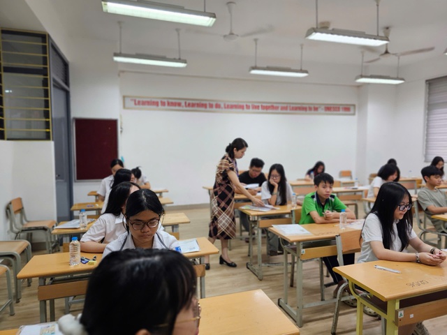 Sĩ tử Hà thành tiếp tục chinh phục kỳ thi lớp 10 chuyên đầy cam go- Ảnh 15. Sĩ tử Hà thành tiếp tục chinh phục kỳ thi lớp 10 chuyên đầy cam go- Ảnh 15.