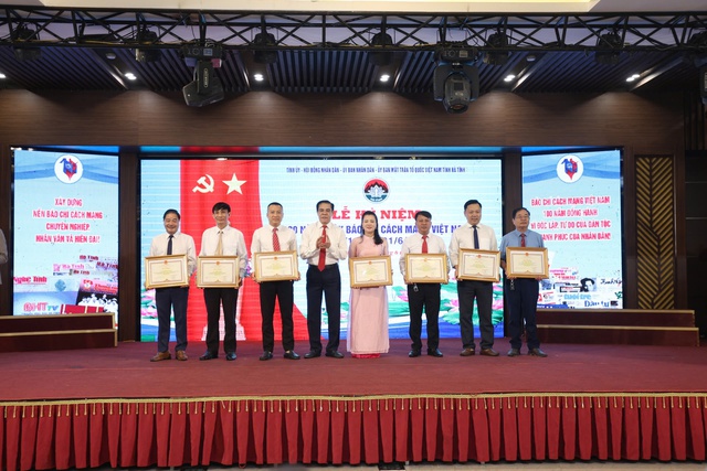 Hà Tĩnh tôn vinh những đóng góp của báo chí tại địa phương- Ảnh 3. Hà Tĩnh tôn vinh những đóng góp của báo chí tại địa phương- Ảnh 3.