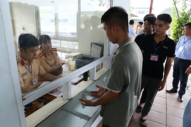 Thi sát hạch GPLX tại Hà Nội: Gần 1.300 người dự thi, chỉ 44% đạt- Ảnh 2.