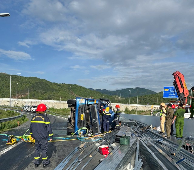 2 người tử vong thương tâm sau cú lật xe tải trên đường dẫn cao tốc- Ảnh 1. 2 người tử vong thương tâm sau cú lật xe tải trên đường dẫn cao tốc- Ảnh 1.
