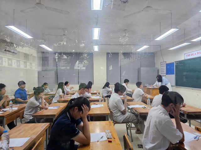 Đề Toán, Tiếng Anh thi tốt nghiệp THPT gây 'choáng', Bộ GD&ĐT giải thích- Ảnh 1.