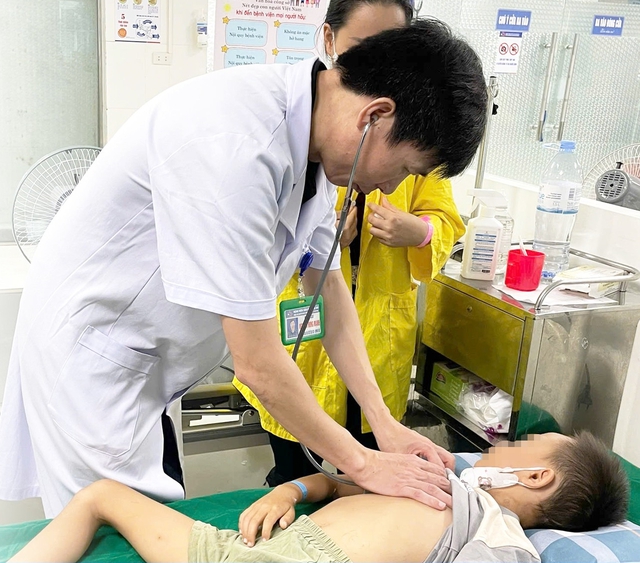Giành lại sự sống cho bé 8 tuổi ngừng tim, ngừng thở do đuối nước- Ảnh 1.
