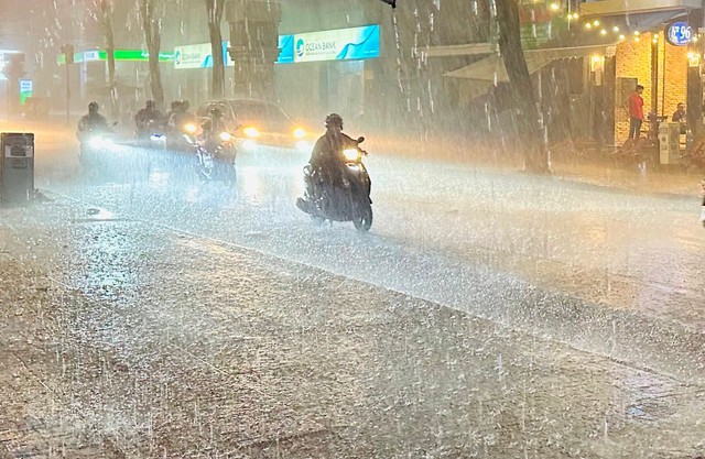 Diễn biến 2 đợt mưa lớn nối tiếp ở miền Bắc- Ảnh 2. Diễn biến 2 đợt mưa lớn nối tiếp ở miền Bắc- Ảnh 2.