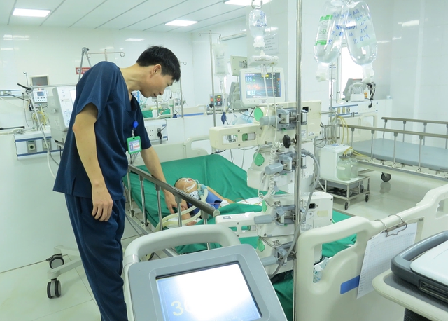 Giành lại sự sống cho bé 8 tuổi ngừng tim, ngừng thở do đuối nước- Ảnh 2.