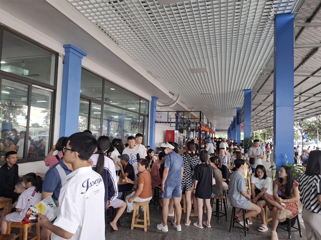Nhiều người phải xếp hàng chờ đi vệ sinh ở Trạm dừng nghỉ cao tốc tây Ninh Bình- Ảnh 2. Nhiều người phải xếp hàng chờ đi vệ sinh ở Trạm dừng nghỉ cao tốc tây Ninh Bình- Ảnh 2.
