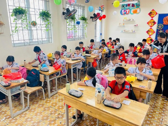 Phụ huynh nói gì về chính sách hỗ trợ bữa ăn bán trú cho học sinh tiểu học của Hà Nội- Ảnh 1.