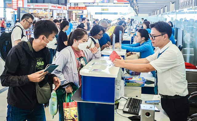 Hàng trăm chuyến bay bị hủy, tỷ lệ đúng giờ của ngành hàng không giảm mạnh- Ảnh 2. Hàng trăm chuyến bay bị hủy, tỷ lệ đúng giờ của ngành hàng không giảm mạnh- Ảnh 2.