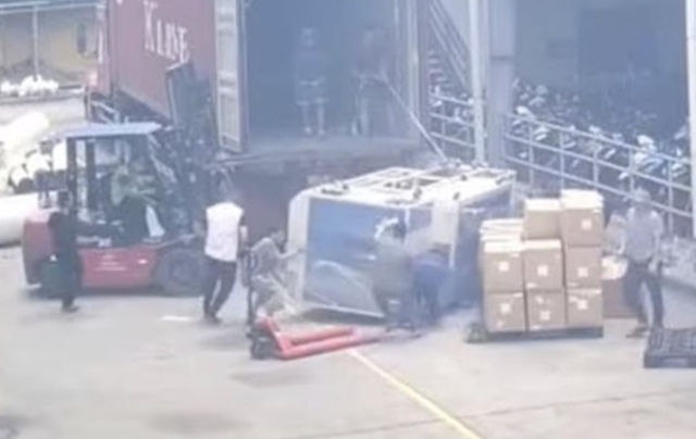 Phú Thọ: Kiện hàng rơi trong quá trình vận chuyển, một người tử vong- Ảnh 1. Phú Thọ: Kiện hàng rơi trong quá trình vận chuyển, một người tử vong- Ảnh 1.