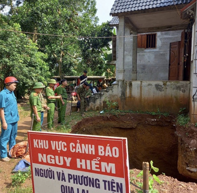Di dời khẩn cấp người dân khỏi ‘hố tử thần’ ở Phú Thọ- Ảnh 1.