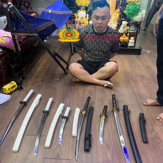 Bắt giữ nhóm đối tượng cho vay lãi nặng thu giữ nhiều hung khí nguy hiểm- Ảnh 1. Bắt giữ nhóm đối tượng cho vay lãi nặng thu giữ nhiều hung khí nguy hiểm- Ảnh 1.