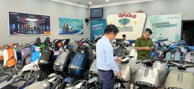 Chuyển hồ sơ vụ đường dây xe máy điện giả nhãn hiệu sang Công an Hà Nội- Ảnh 1.