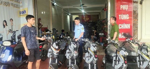 Chuyển hồ sơ vụ đường dây xe máy điện giả nhãn hiệu sang Công an Hà Nội- Ảnh 2.